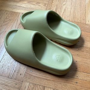 BRAND NEW Yeezy Slides Size 7 Men/9 Women. NEVER WORN & AUTHENTICITY GUARANTEED